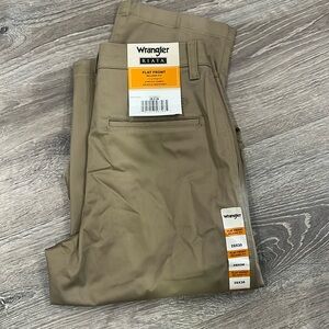 Wrangler Men’s Riata Flat Front Relaxed Fit Khaki Pants
Waist 29 Length 36